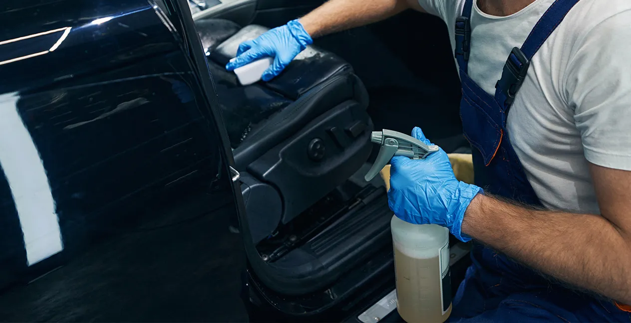 Saiba como tirar nódoas dos estofos do seu carro