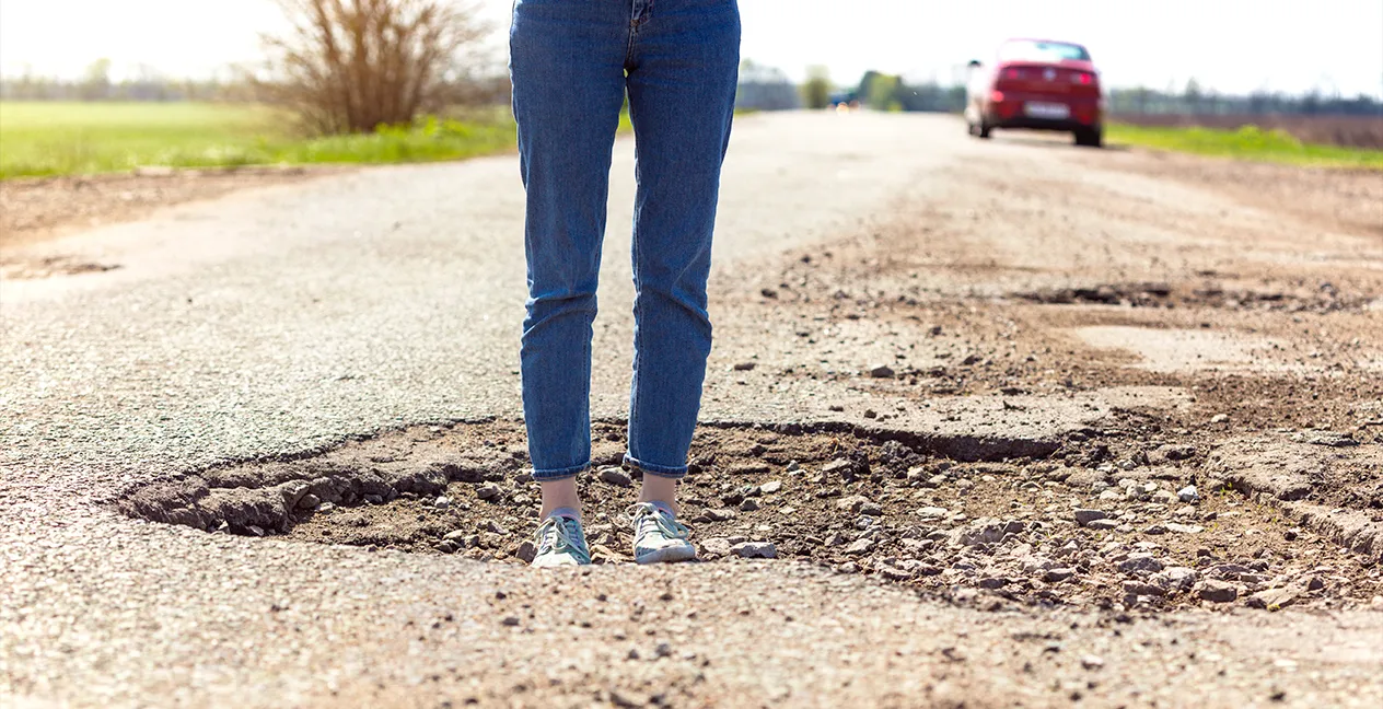 O que fazer quando danifica o carro em buracos da estrada