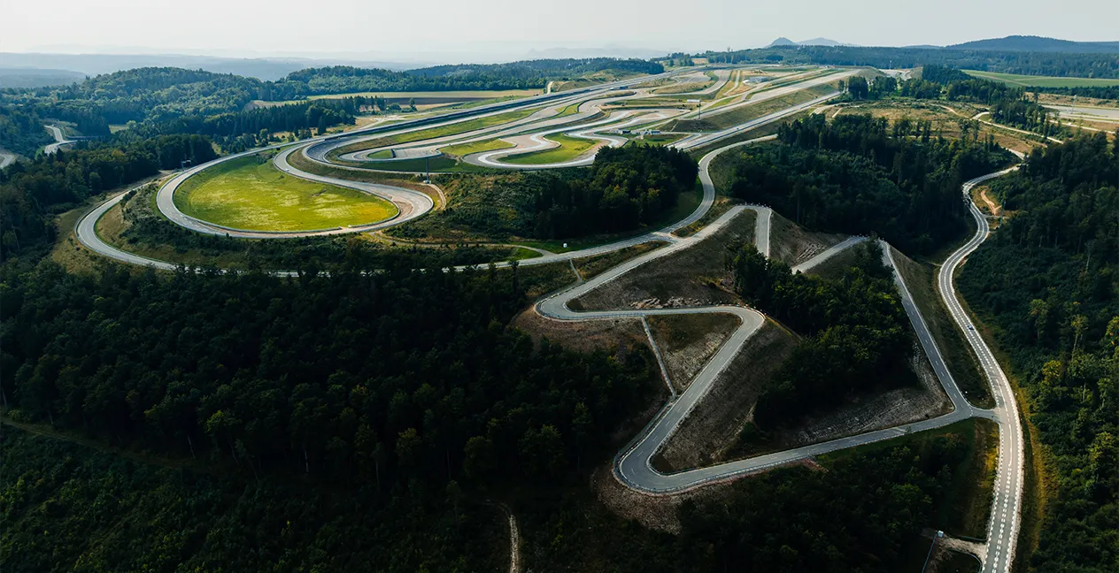 Mercedes-Benz inaugura centro de testes de luz mais avançado da indústria automóvel