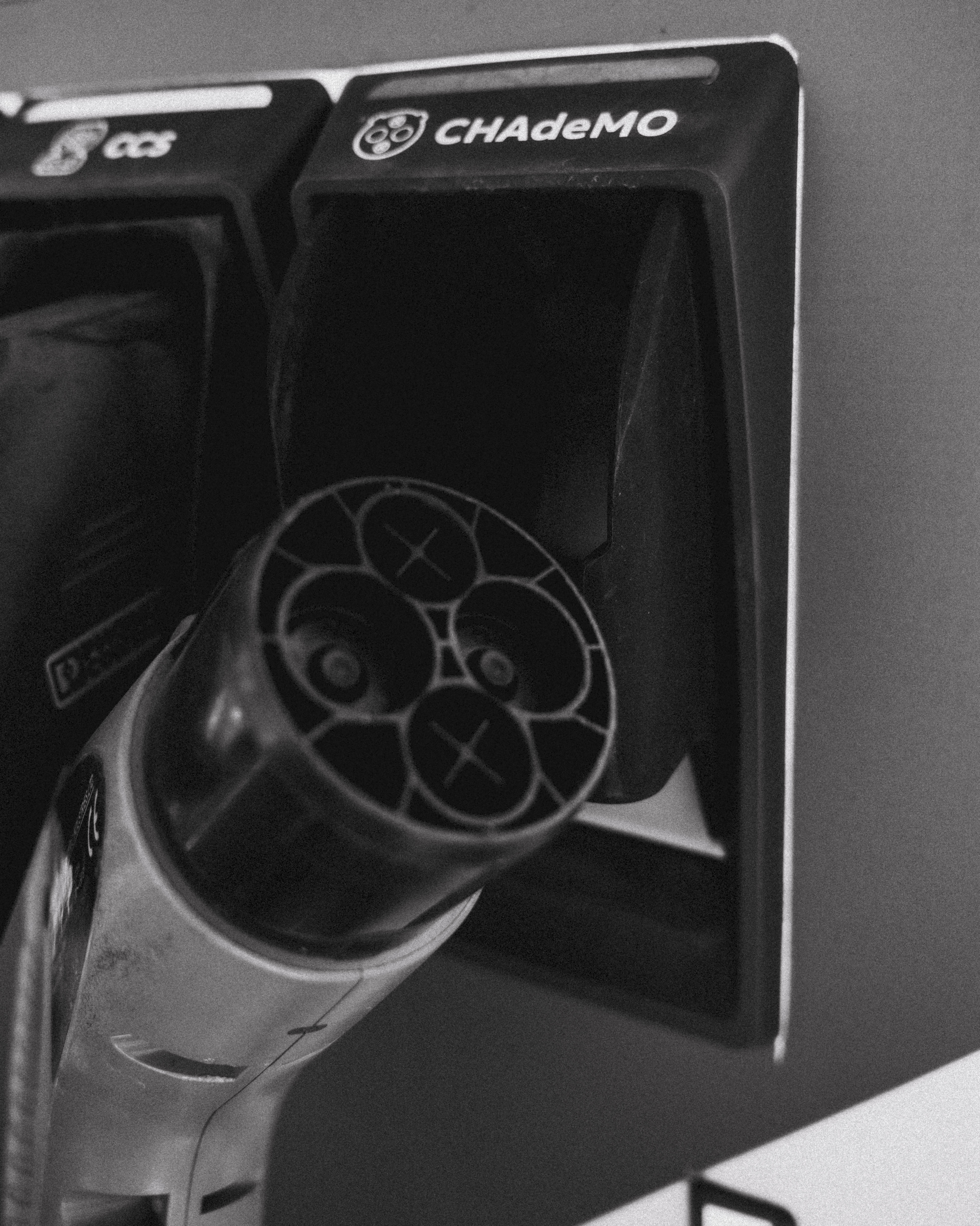Conector CHAdeMO disponível num posto de carregamento DC
