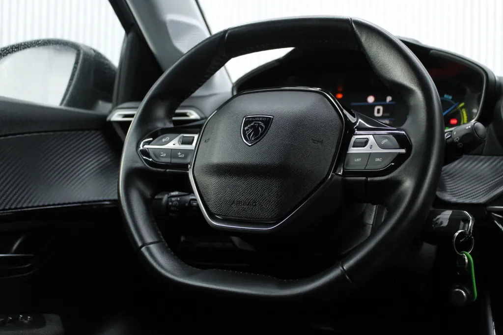 Peugeot e-208